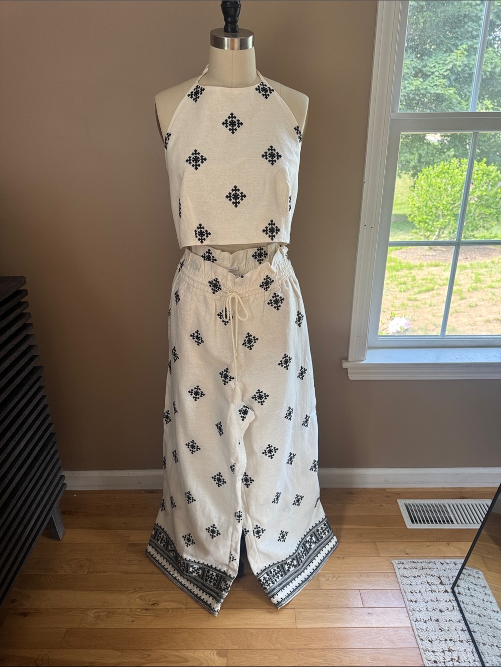 House of Harlow 1960 White linen Co-ord Set with Black Embroidered Motif